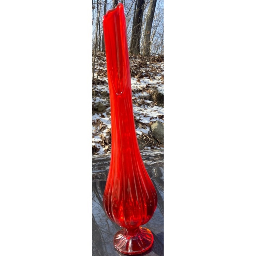 Swung glass pedestal vase L.E. smith mid century Uv reactive